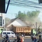 Sebuah truk menabrak tiang listrik di Jalan Raya Purwosari, Kamis (3/5). 