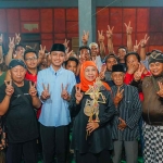 Calon Gubernur Jawa Timur nomor urut 2, Khofifah Indar Parawansa, saat bersama masyarakat usai menonton wayang di Nganjuk.