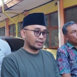 Suryadi, Koordinator Divisi Penanganan Pelanggaran Data dan Informasi Bawaslu Pamekasan bersama dengan anggota Polres Pamekasan setelah rapat pleno.