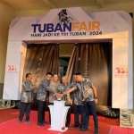 Sekda Tuban, bersama jajaran forkompimda yang didampingi Kepala Diskopumdag, Agus Wijaya saat menekan tombol sirine sebagai tanda dibukanya Tuban Fair 2024.