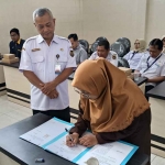 Kepala Dispendukcapil Kota Kediri, Marsudi Nugroho, saat melakukan penandatanganan perjanjian kerja sama dengan salah satu pemilik toko. Foto: Ist