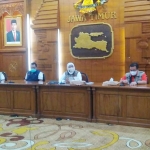 Gubernur Jatim, Khofifah Indar Parawansa memberikan update penanganan Covid-19 di Jatim di Gedung Negara Grahadi. foto: IST./ BANGSAONLINE 