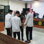 Sidang tiga pelaku pembunuhan dan pemerkosaan seorang gadis di PN Jombang.