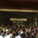 Suryadharma Ali berpidato di hadapan massa PPP di PTUN Jakarta usai memenangkan gugatan atas Menkumham, Rabu (25/2). (CNN Indonesia/Lalu Rahadian)