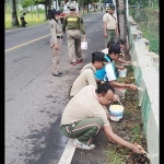 Para personil TNI-Satpol PP saat melakukan aksi bersihkan vandalisme.