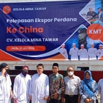 Kepala Dikomidag Trenggalek, Saniran (tengah berbatik) bersama para pengusaha.