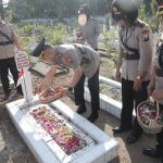 Kapolres Kediri Kota AKBP Teddy Chandra saat menaburkan bunga di salah satu pusara Pahlawan. (Ist).