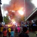 Lantaran api berkobar cukup besar, warga dan pedagang hanya bisa melihat Pasar Baru Porong dilalap api.