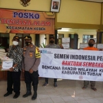 Tim Corporate Social Responsibility (CSR) Semen Indonesia menyerahkan bantuan secara simbolis kepada Camat Kerek, Nanang Wahyudi di kantor kecamatan setempat, Minggu (13/3).