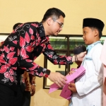 Wakil Wali Kota Pasuruan Raharto Teno Prasetyo saat menyerahkan bantuan kepada salah satu anak yatim.