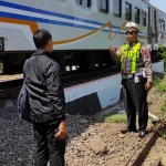 Petugas melakukan olah TKP di lokasi kejadian.