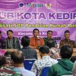 FKUB bersama Pemkot Kediri saat menggelar sosialisasi SOP pendirian rumah ibadah. Foto: Ist