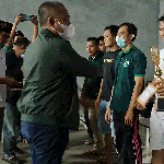 Ketua DPC PKB Bangkalan, Syafiuddin, saat memberikan cendera mata dan uang saku bagi para pemenang.