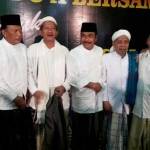 DARI KIRI: Sambari, Qosim, Gus Ali, Gus Nur dan pendiri RGS-SQ, H.M Khozin saat mengikuti istighotsah bersama. foto: syuhud/BANGSAONLINE