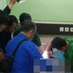 Damkar bersama petugas medis melepas cincin paralon di kemaluan kakek di Ngawi. Foto: Ist.
