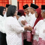 Pj Wali Kota Kediri bersama Wali Kota Kediri terpilih ketika menyalami pengurus perwakilan Yayasan Gerontologi Abiyoso Jatim periode 2024-2029. Foto: Ist