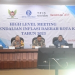 Wali Kota Abdullah Abu Bakar (tengah) saat memimpin High Level Meeting TPID Kota Kediri. Foto: Ist.