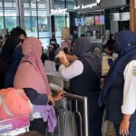 Suasana boarding di Stasiun Surabaya Pasar Turi