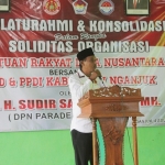 Ketua Parade Nusantara Sudir Santoso saat memberikan keterangan atas dihilangkannya UU Desa di hadapan kepala desa di Nganjuk. foto: BAMBANG/ BANGSAONLINE