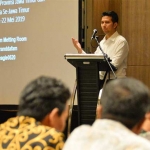 Emil Dardak saat memberi sambutan dalam forum Persandian dan Keamanan Informasi bagi Perangkat Daerah Provinsi Jawa Timur dan Kabupaten/Kota se-Jawa Timur di Ballroom Hotel Grand Dafam Surabaya. foto: ist 