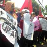 Aksi Demo buruh pabrik rokok Tajimas. foto: dendi martoni/BANGSAONLINE