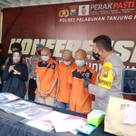 Ketiga ABG pelaku pengeroyokan saat dimintai keterangan Kapolres Pelabuhan Tanjung Perak Surabaya. foto: ist.