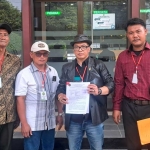 Kuasa hukum penggugat bersama kliennya saat di PN Tuban.