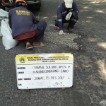 Tim URC DPU TR Pemkab Gresik tengah memerbaiki Jalan Sawo, Dukun yang rusak. 