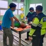 Korban berinisial DM (61), warga Kecamatan Sukodono, Sidoarjo saat di rumah sakit untuk keperluan visum oleh petugas, Selasa (25/10/2022).