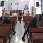 Petugas dari Polres Probolinggo saat melakukan sterilisasi gereja.