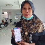Naning (45), salah satu peserta JKN yang telah merasakan langsung manfaat dari antrean online.