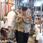 Kapolres bersama PJU Polres Gresik ketika menyapa para jemaah haul Habib Abu Bakar Assegaf. Foto: Ist