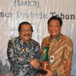 Bupati Gresik, Sambari saat terima penghargaan K3 dari Gubernur Jatim, Soekarwo. foto: syuhud/ BANGSAONLINE