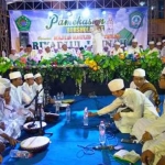 Wakil Bupati Khalil Asy’ari saat memberikan santunan kepada anak yatim piatu dan pasukan kuning. 