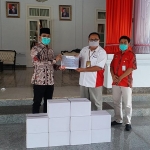 Bupati Bangkalan Abdul Latif Imron Amin saat menerima bantuan 200 paket sembako dari Heri Sukmawan, Field Relation PHE di Pendopo Agung Bangkalan, Selasa (16/6/2020).