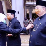 Gubernur Jatim Khofifah Indar Parawansa memasangkan pin kepada Dr. Ardo Sahak, S.E., M.M. saat dikukuhkan sebagai Penjabat Sementara (Pjs.) Wali Kota Pasuruan.