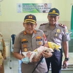 Kapolres Blitar AKBP Adewira Negara Siregar, saat mendatangi Puskesmas Ponggok untuk melihat kondisi bayi, Selasa (22/10/2019).