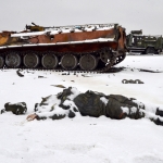 Tampak mayat  tentara Rusia tergeletak di dekat sebuah kendaraan militer di pinggir jalan kota Kharkiv, Ukraina, 26 February 2022. Foto: AFP/beritasatu.com