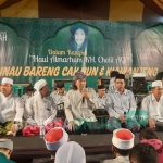 Cak Nun didampingi Muzammil, KH. Abdul Kadir, KH. Mondir, Kapolres Bangkalan AKBP Boby P. Tambunan, S.I.K, dalam Haul KH. Cholil AG ke-25 di PP. Ibnu Cholil Jl. Halim Perdana Kusuma Bangkalan, Minggu (31/03/2019).