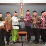 Bupati Yuhronur menyerahkan piala kepada Kepala KUA Paciran, Ach Suyitno, mewakil Kafilah Kecamatan Paciran yang dinobatkan sebagai Juara Umum MTQ ke-26 Kabupaten Lamongan. 
