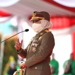 Gubernur Jatim, Khofifah Indar Parawansa, saat menjadi Inspektur Upacara dalam peringatan bulan K3.