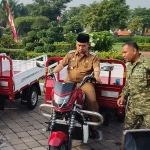 Bupati Madiun Hari Wuryanto bersama Dandim 0803 Madiun mencoba kendaraan roda 3 untuk KDKMP. Foto: HENDRO SUHARTONO/ BANGSAONLINE
