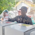 Bupati Bangkalan Abdul Latif Amin dan Istri saat menggunakan hak pilihnya di TPS 20 Kelurahan Semangan, Bangkalan. foto: AHMAD FAUZI/ BANGSAONLINE

