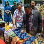 Bupati Gresik Fandi Akhmad Yani melihat produk UMKM saat menghadiri Business Matching dan Inkubasi Bisnis. foto: ist.