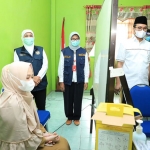 Gubernur Khofifah saat meninjau pelaksanaan vaksinasi di Bangkalan.