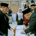 Bupati Gresik Fandi Akhmad Yani (kanan) bersama sejumlah pejabat saat menandatangani pakta integritas usai pelantikan pada 22 Maret 2024. Foto: Ist.