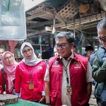 Petugas saat melakukan pengecekan ke pasar.