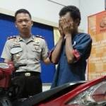 ?Pelaku didampinggi Kapolsek, bersama motor milik hasil curian. Foto:rusmiyanto/BANGSAONLINE