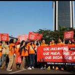 Massa Jaklovers saat menggelar aksi dukung Risma di Bundaran Patung Kuda Indosat, Jalan Medan Merdeka Selatan, Jakarta Pusat, Minggu (31/7).