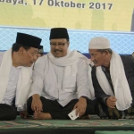 Gus Ipul saat diapit Kiai Mut (kiri) dan Gus Ali saat pembukaan Lomba Dai-Daiyah di Masjid Al Akbar Surabaya,  Selasa (17/10) pagi.